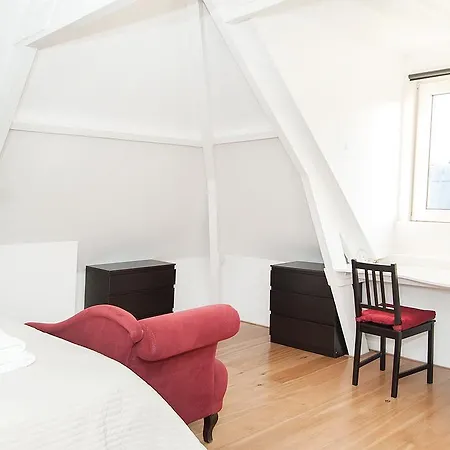 Trendy Top-floor Retreat